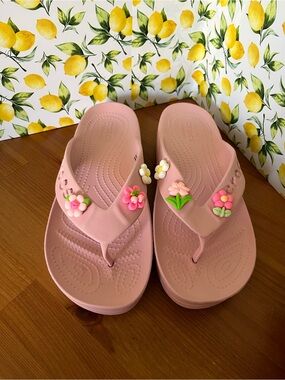 CROCS Women's Light Pink Floral Charm Flip Sandals Size W9